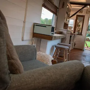shepherds-hut-in-enclosed-field.exeterhotels.net/